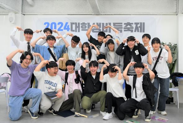 ▲대학생 바둑 축제에 참가한 서울시립대학교 학생들의 단체 기념사진.